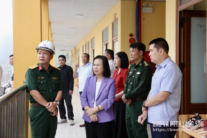 Đoàn công tác khảo sát thực tế tại Trường Phổ thông nội trú Tiểu học và THCS Kiên Mộc