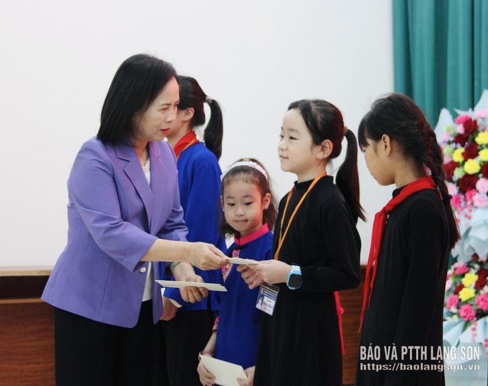 Đồng chí Đoàn Thị Hậu, Phó Bí thư Tỉnh ủy, Chủ tịch HĐND tỉnh trao quà cho học sinh Trường Phổ thông nội trú Tiểu học và THCS Kiên Mộc