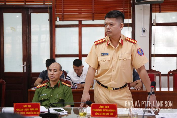 Đại diện Phòng Cảnh sát giao thông, Công an tỉnh phát biểu tại hội nghị