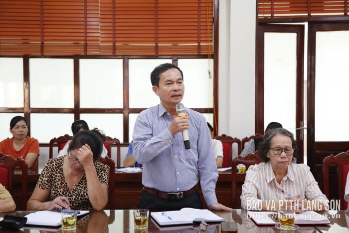 Đại diện khu dân cư trên địa bàn phường nêu kiến nghị, đề xuất tại hội nghị
