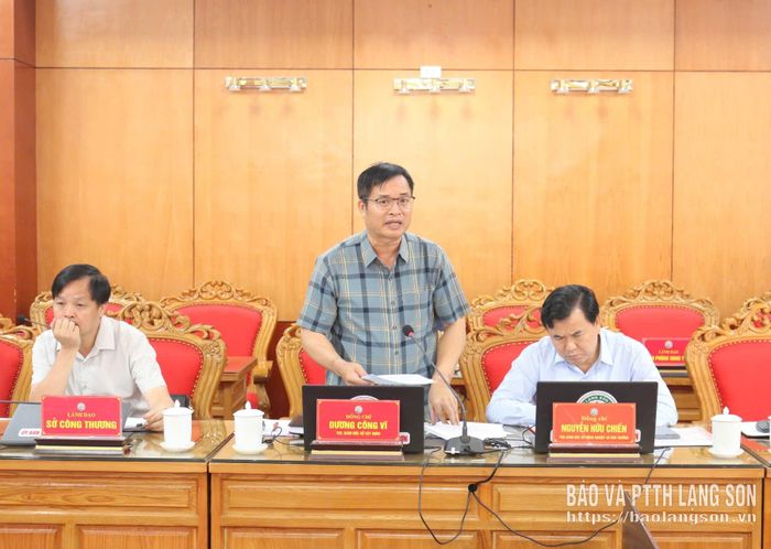 Lãnh đạo Sở Xây dựng trình bày một số nội dung tại phiên họp