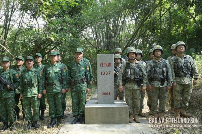 Lực lượng chức năng hai bên chụp ảnh lưu niệm tại thực địa