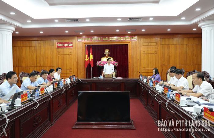 Đồng chí Hoàng Quốc Khánh, Ủy viên Trung ương Đảng, Bí thư Tỉnh ủy quán triệt nội dung hội nghị