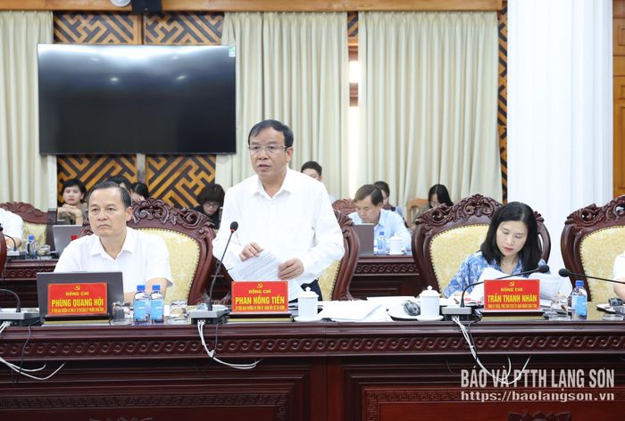 Đồng chí Phan Hồng Tiến, Ủy viên Ban Thường vụ Tỉnh ủy, Giám đốc Sở Tài chính trình bày một số nội dung tại hội nghị