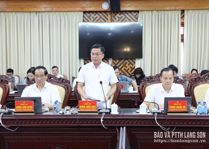 Đồng chí Đinh Hữu Học, Ủy viên Ban Thường vụ Tỉnh ủy, Phó Chủ tịch Thường trực UBND tỉnh phát biểu tại hội nghị