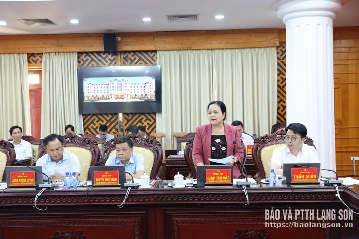 Đồng chí Giáp Thị Bắc, Ủy viên Ban Thường vụ Tỉnh ủy, Trưởng Ban Tổ chức Tỉnh ủy phát biểu tại hội nghị