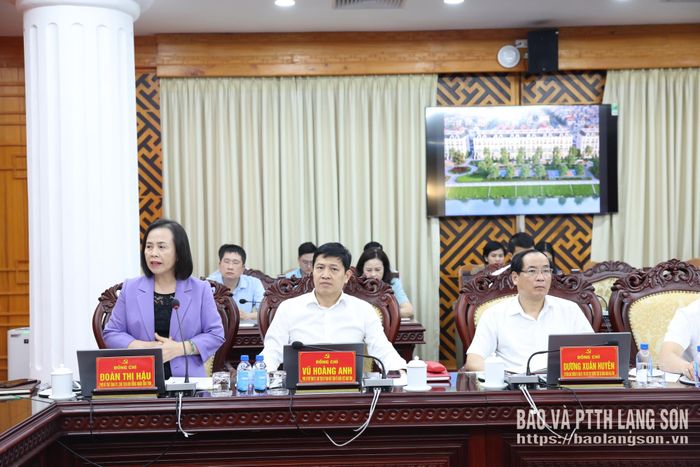 Đồng chí Đoàn Thị Hậu, Phó Bí thư Tỉnh ủy, Chủ tịch HĐND tỉnh phát biểu tại hội nghị