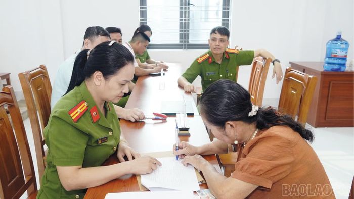 Thân nhân liệt sĩ xác nhận hoàn tất quy trình lấy mẫu.
