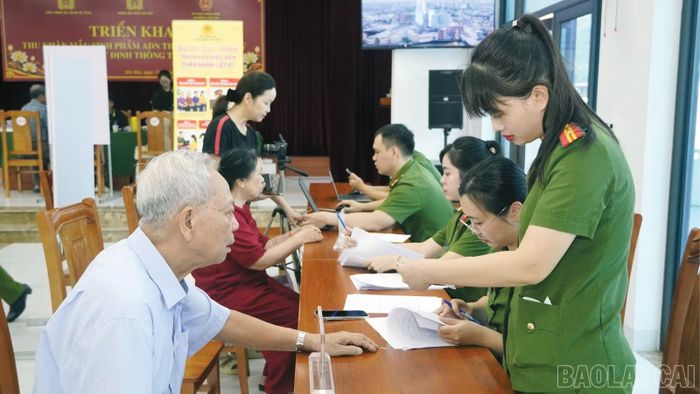 Đối chiếu, kiểm tra thông tin danh sách thân nhân liệt sĩ.