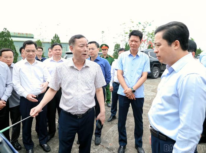 Bí thư Tỉnh ủy Dương Quốc Huy và đoàn công tác kiểm tra tại Nhà máy chế biến graphit Yên Thái, xã Trấn Yên.
