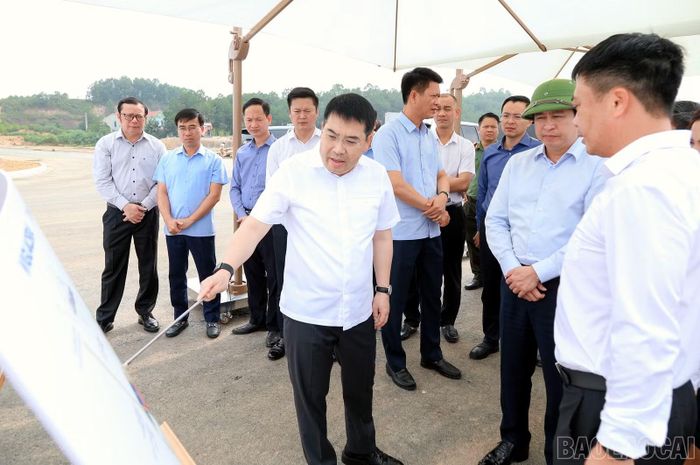Lãnh đạo tỉnh kiểm tra tiến độ dự án tại Khu công nghiệp Trấn Yên.