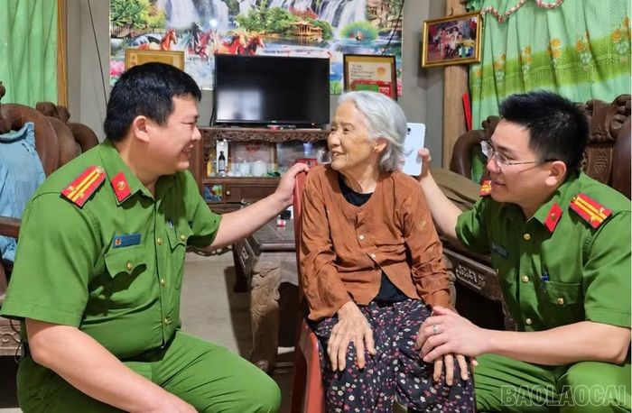 Công an xã Bản Lầu đưa cụ Sơn về nhà an toàn, bàn giao cho gia đình chăm sóc.