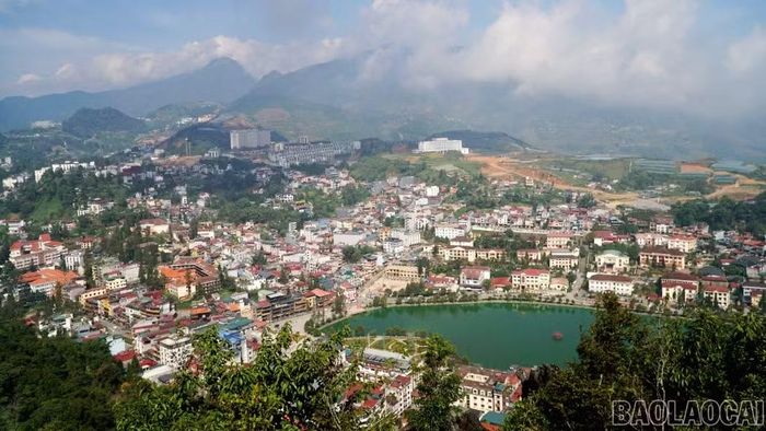 Ở độ cao khoảng 1.700 m của đỉnh núi, du khách có thể ngắm nhìn toàn cảnh phường Sa Pa.