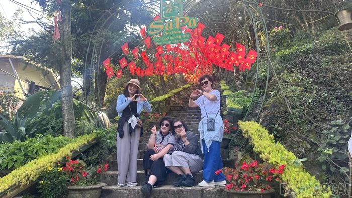 Du khách thích thú check-in tại đường lên khu du lịch sinh thái núi Hàm Rồng.