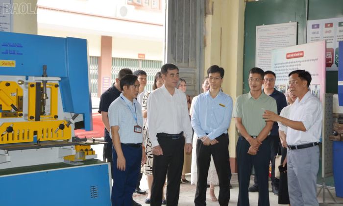Đoàn đại biểu tham quan, tìm hiểu hoạt động đào tạo nghề tại Trường Cao đẳng Lào Cai.