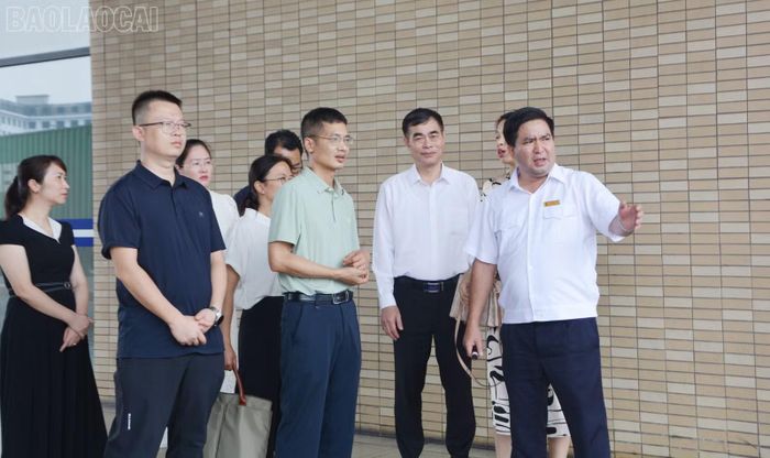 Đoàn đại biểu tham quan, tìm hiểu hoạt động tại Cửa khẩu Quốc tế đường bộ số II Kim Thành.