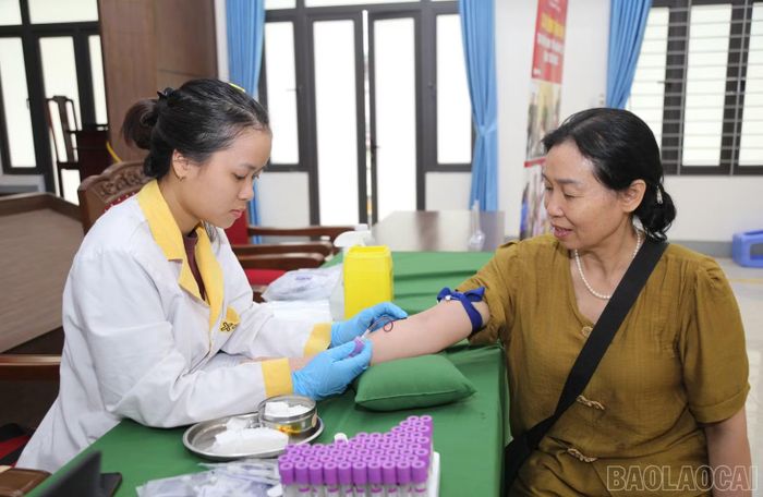 Thân nhân liệt sĩ tích cực phối hợp tham gia lấy mẫu ADN.