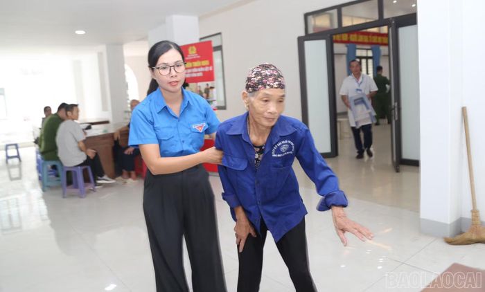 Đoàn viên, thanh niên phường Lào Cai hỗ trợ thân nhân liệt sĩ.