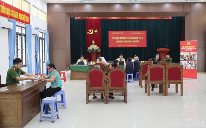 Thu nhận mẫu ADN thân nhân liệt sĩ chưa xác định được danh tính khu vực phường Lào Cai.