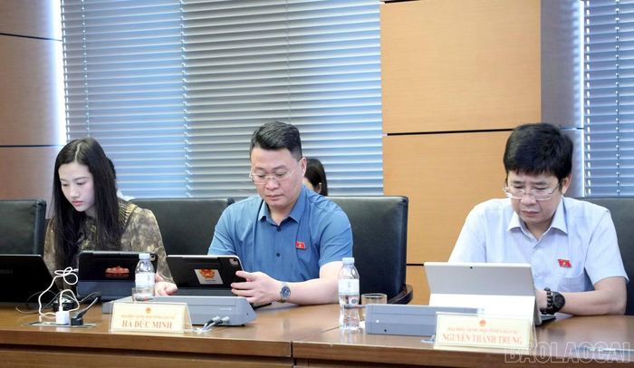 Các đại biểu Quốc hội tỉnh Lào Cai tại phiên thảo luận tổ.