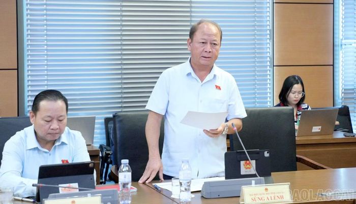 Đại biểu Sùng A Lềnh - Phó Trưởng Đoàn chuyên trách Đoàn đại biểu Quốc hội tỉnh Lào Cai tham gia góp ý vào các dự án luật.