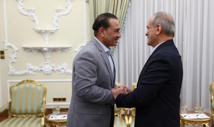 Tổng thống Iran Masoud Pezeshkian (phải) bắt tay Tham mưu trưởng Lục quân Pakistan Asim Munir tại Tehran ngày 20/10. (Ảnh: Văn phòng Tổng thống Iran)