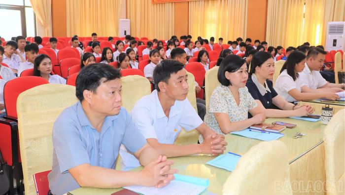 Đại diện doanh nghiệp, người lao động tham dự hội nghị.