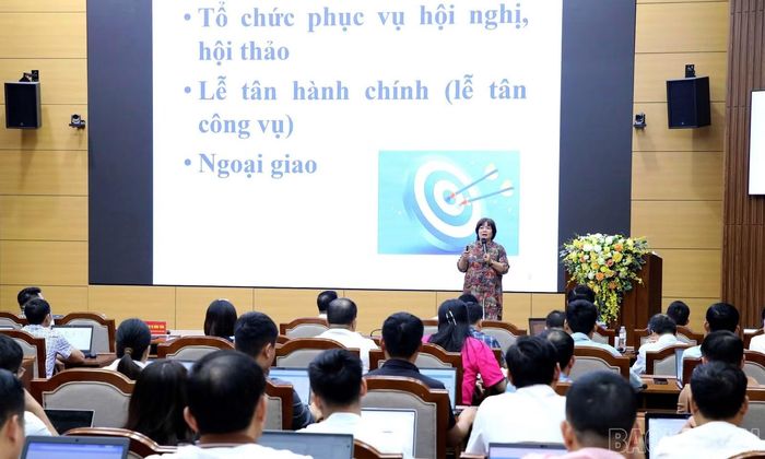 Cán bộ, công chức văn phòng được truyền đạt kỹ năng tổ chức, phục vụ hội nghị, hội thảo và thực hiện công tác lễ tân, ngoại giao.