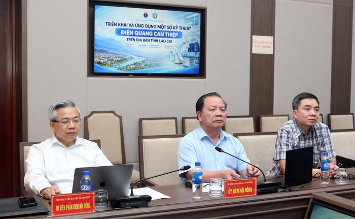 Các chuyên gia, nhà khoa học tham gia phản biện tại cuộc họp.