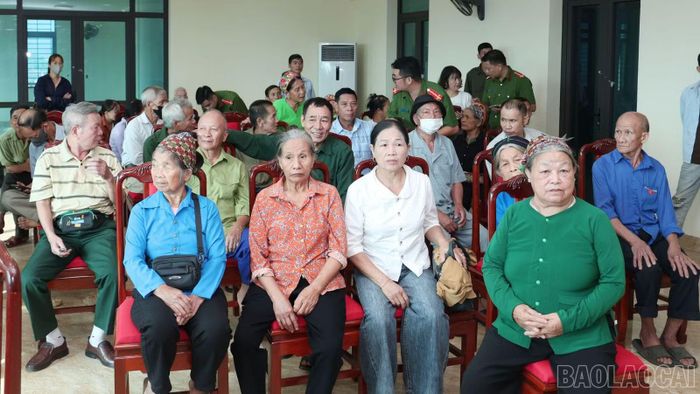 Các thân nhân liệt sĩ đến lấy mẫu ADN tại điểm thu nhận mẫu tại xã Lục Yên sáng 21/10.