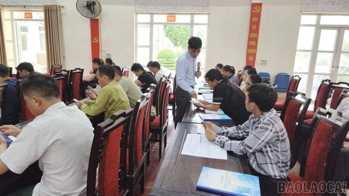 Hướng dẫn phương pháp tuyên truyền, hỗ trợ cộng đồng theo hình thức “cầm tay chỉ việc”.