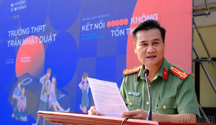 Đồng chí Nguyễn Trung Thành - Phó Trưởng phòng An ninh mạng, Công an tỉnh phát biểu tại chương trình hưởng ứng Chiến dịch “Không một mình - Kết nối không tổn thương” tại Trường THPT Trần Nhật Duật.