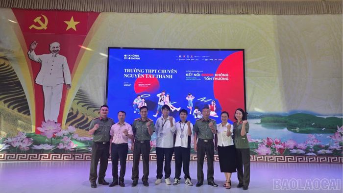 Các đại biểu, giáo viên và học sinh Trường THPT Chuyên Nguyễn Tất Thành chụp ảnh lưu niệm tại chương trình.