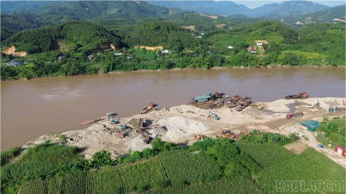 Sau 5 tháng khắc phục tồn tại, 9/13 mỏ cát dọc sông Hồng đã được phép hoạt động trở lại.