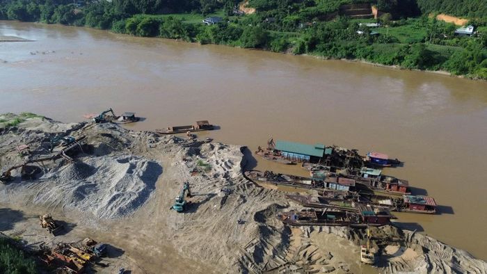  Mỏ cát của Công ty Cổ phần Đầu tư LHB Đại Việt trên sông Hồng được hoạt động trở lại từ đầu tháng 10 sau khi hoàn tất việc khắc phục những tồn tại chưa đáp ứng các quy định của pháp luật. 