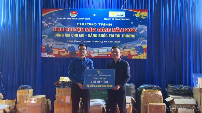 Đoàn Thanh niên phường Lào Cai đại diện nhận 5 bộ máy tính cho Trường Tiểu học và THCS Bản Phiệt.