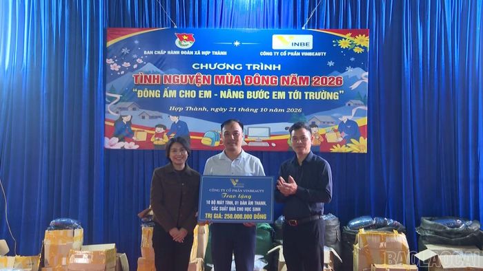 Đại diện Trường Tiểu học và THCS Tả Phời nhận các phần quà ý nghĩa.