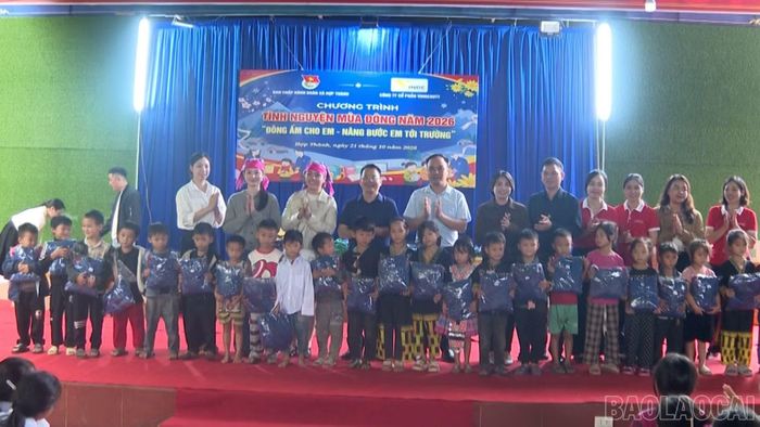 Trao quà cho các em học sinh.