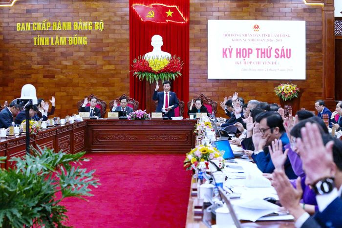 Kỳ họp thứ 6 của HĐND tỉnh Lâm Đồng khóa XI đã thống nhất bãi bỏ nhiều nghị quyết không còn phù hợp. (Ảnh: Nguyễn Luân)