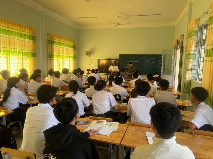 Công an xã Cát Tiên thực hiện công tác tuyên truyền cho học sinh trên địa bàn