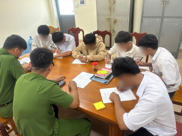 Công an xã Cát Tiên làm việc với nhóm học sinh liên quan