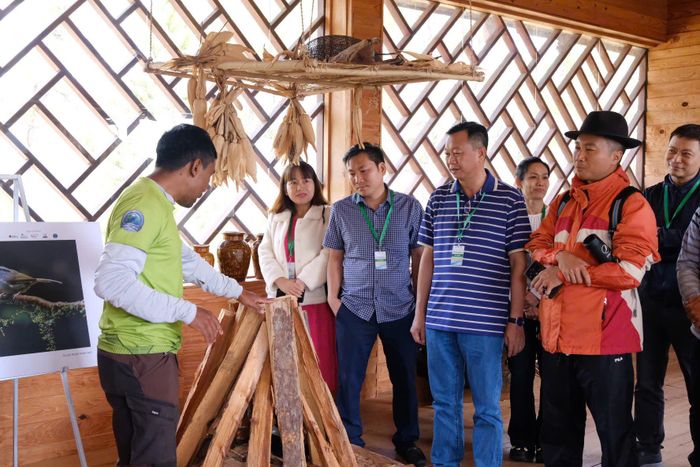 Anh Kơ Să En Luy hướng dẫn khách trải nghiệm không gian văn hóa K'ho tại Vườn Quốc gia Bidoup - Núi Bà