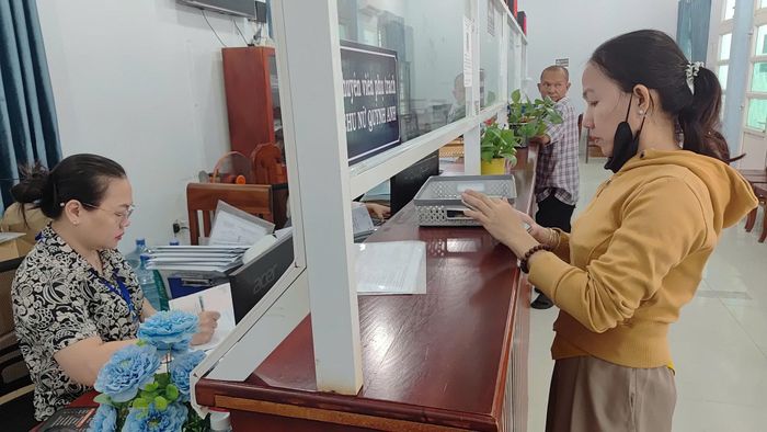 Người dân làm thủ tục hành chính tại quầy của Trung tâm Phục vụ hành chính công xã Hàm Kiệm