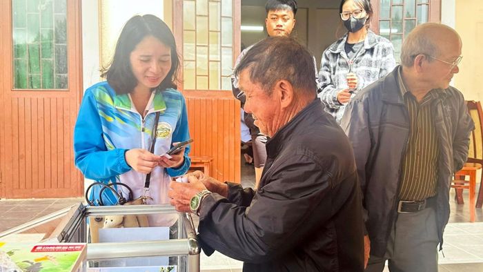 Người dân được khám sức khỏe miễn phí và tham gia bốc thăm trúng thưởng tặng quà trong chương trình.