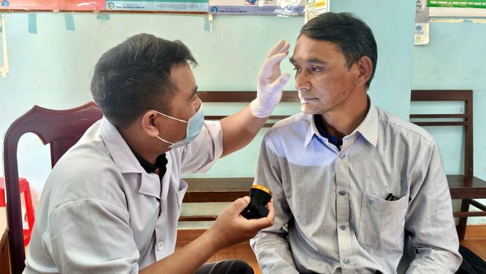 Khám mắt trong chương trình tại xã Lạc Dương.