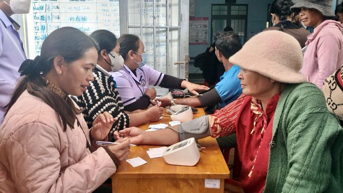 Đo huyết áp trong gói khám sức khỏe định kỳ miễn phí tại xã Lạc Dương.