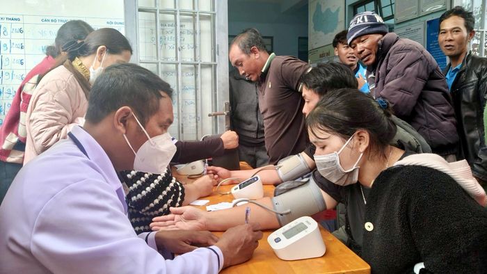 Người dân xã Lạc Dương đi khám sức khỏe định kỳ miễn phí.