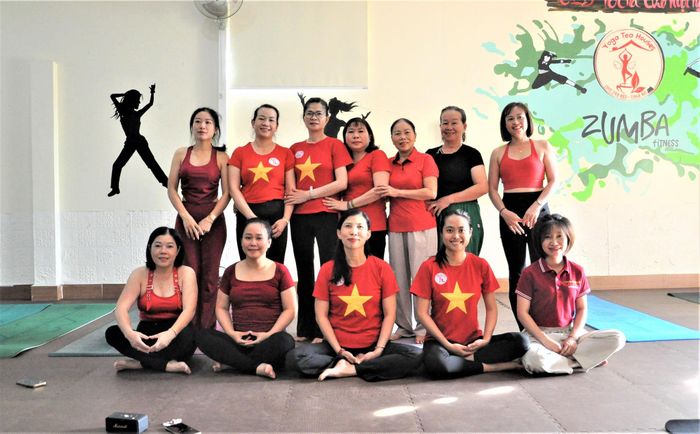 Chị Đỗ Thị Mộng Điệp (hàng sau, đứng ngoài cùng bên trái) cùng với hướng dẫn viên và các học viên trong lớp Yoga tại Bảo Lộc