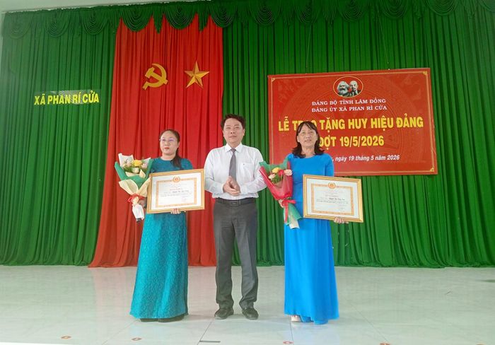 Đảng ủy xã Phan Rí Cửa trao huy hiệu Đảng cho đảng viên