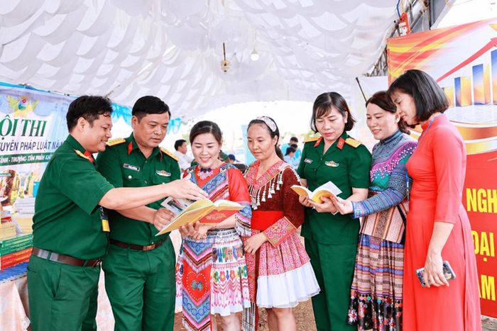 Bộ đội và người dân tìm hiểu kiến thức tại “Góc pháp luật”